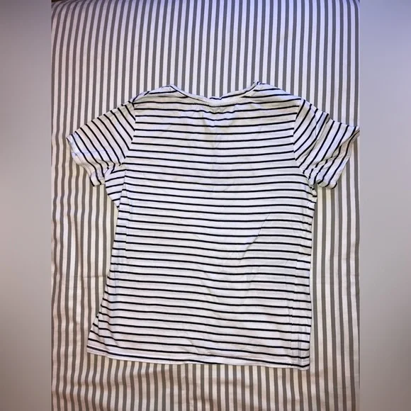 ✨3/15 Old navy Black and white Stripe embroidered tee - Picture 4 of 5